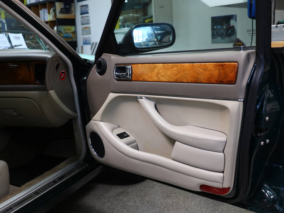 Bild 20/29 von Jaguar XJ6 3.2 Executive (1997)