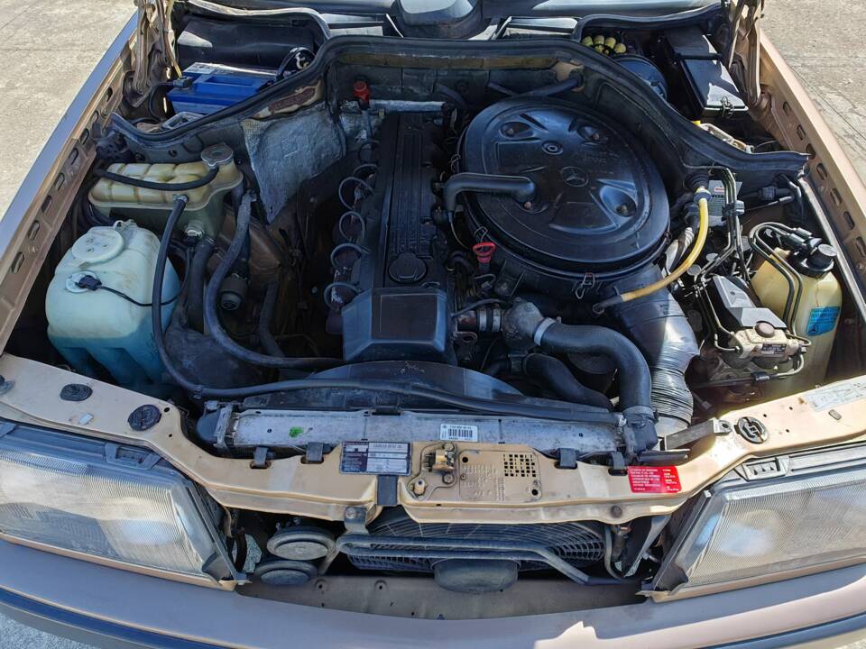 Image 39/42 of Mercedes-Benz 300 CE (1988)