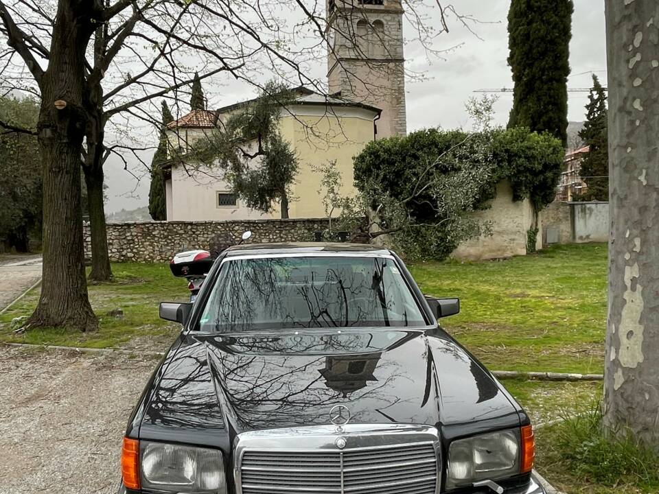 Bild 3/4 von Mercedes-Benz 560 SE (1985)