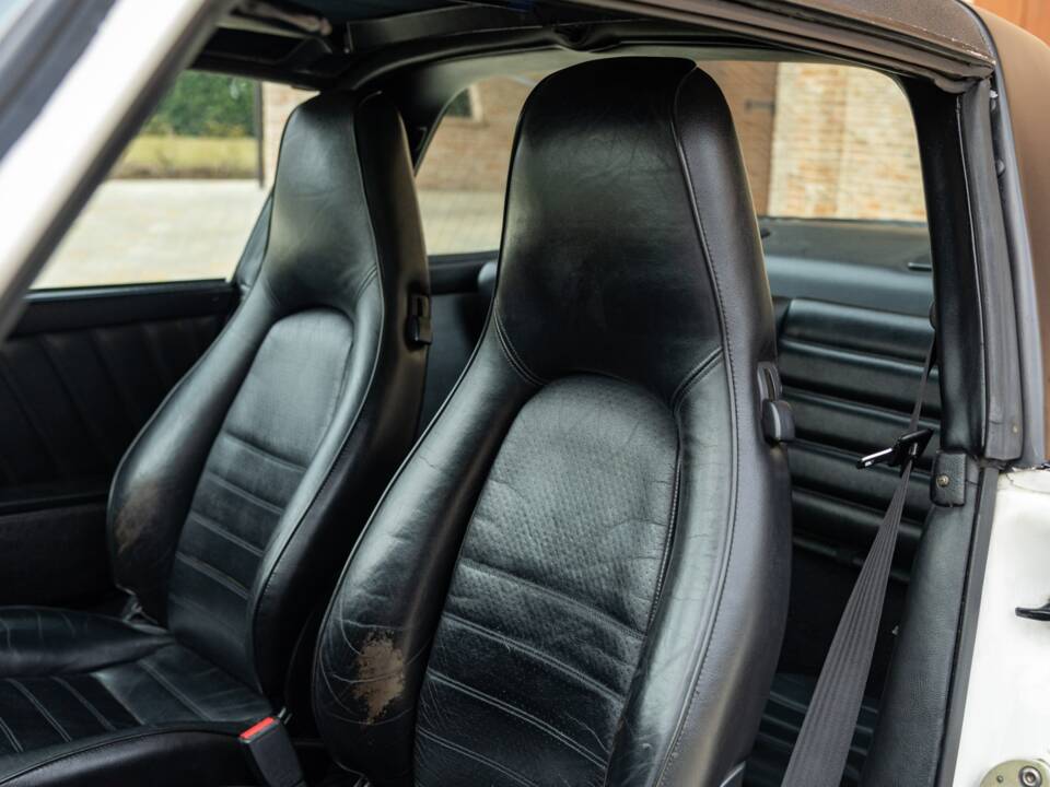Afbeelding 32/45 van Porsche 911 Carrera 3.2 (WTL) (1988)