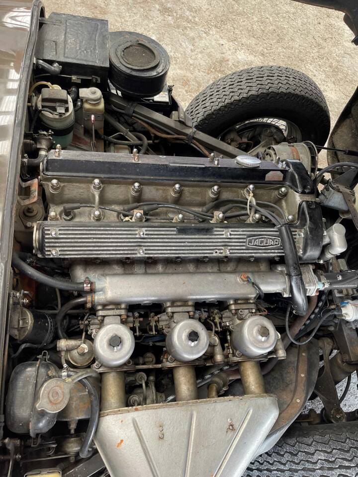 Image 12/12 of Jaguar E-Type (1971)