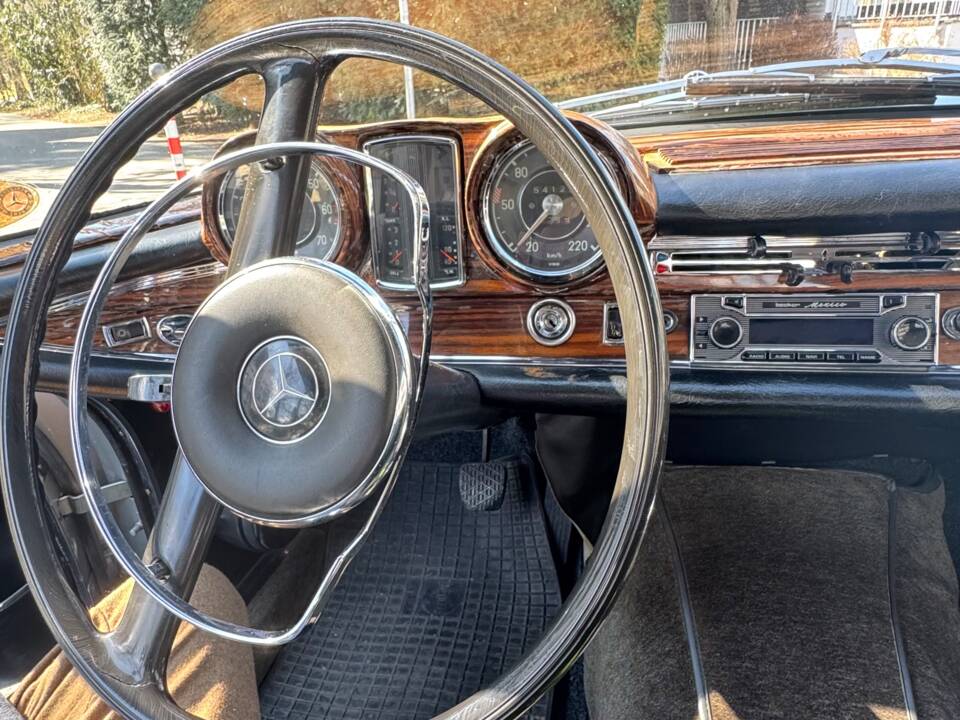 Image 27/37 de Mercedes-Benz 250 SE (1966)