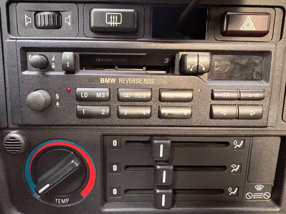 Immagine 49/75 di BMW 320i (1988)