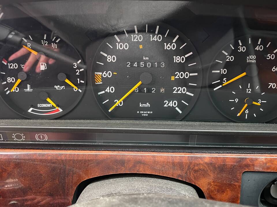 Image 27/30 of Mercedes-Benz 380 SEC (1985)