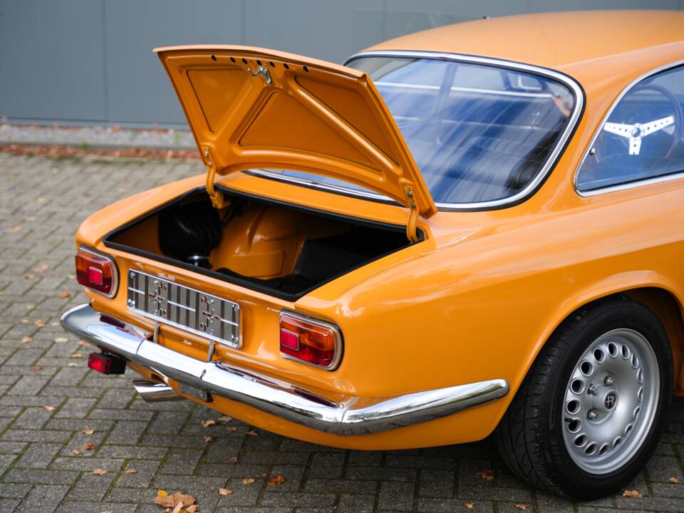 Image 23/38 of Alfa Romeo Giulia GT 1300 Junior (1968)