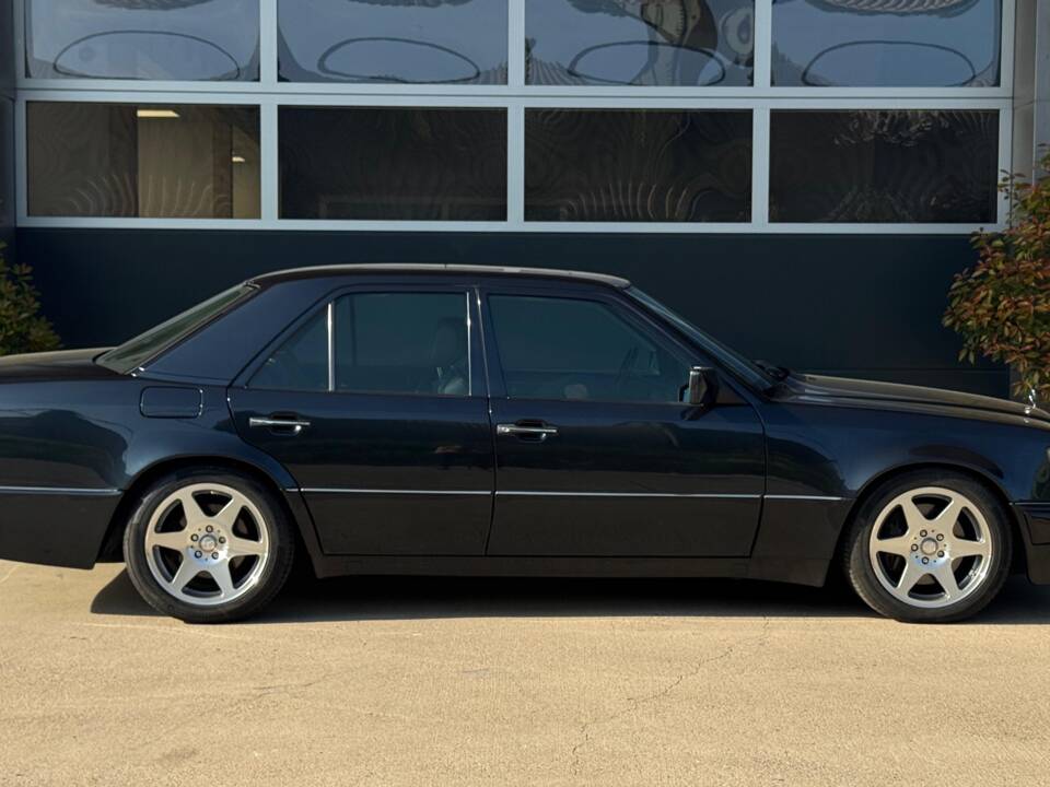 Image 22/29 of Mercedes-Benz E 500 Limited (1994)