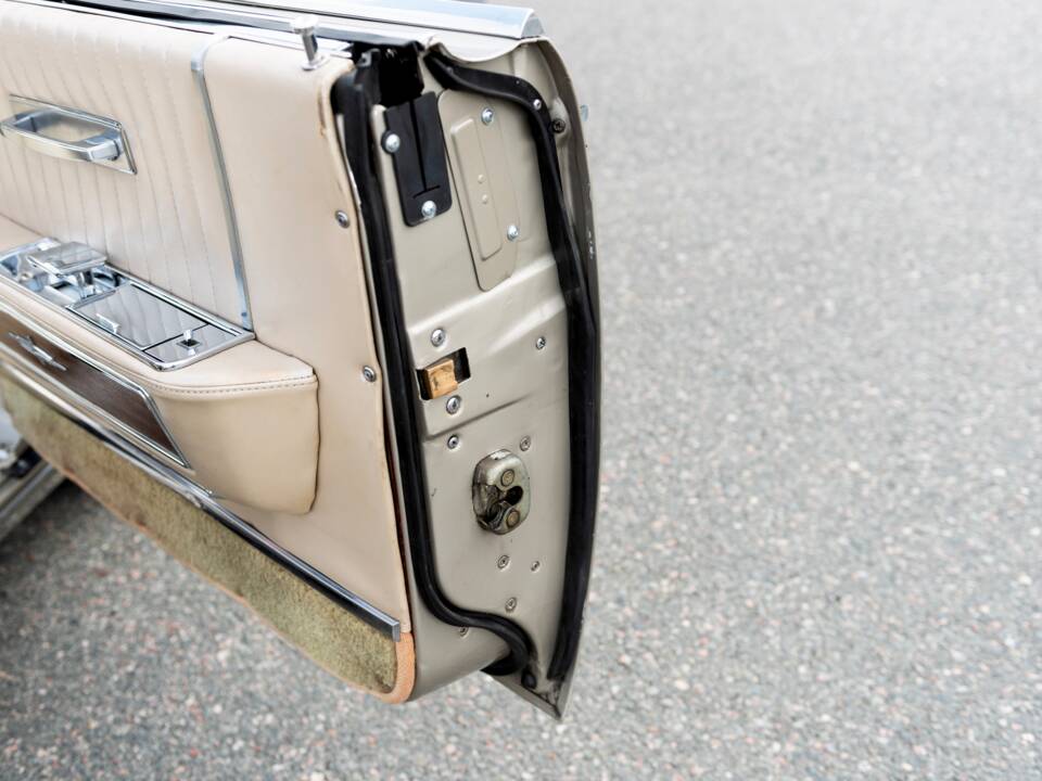 Bild 33/100 von Lincoln Continental Convertible (1965)