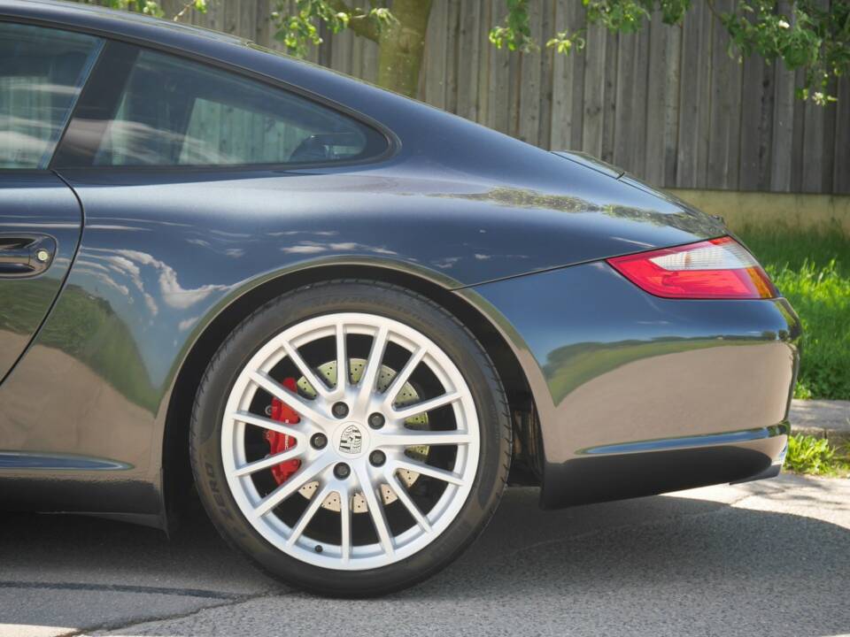 Image 30/33 of Porsche 911 Carrera S (2005)