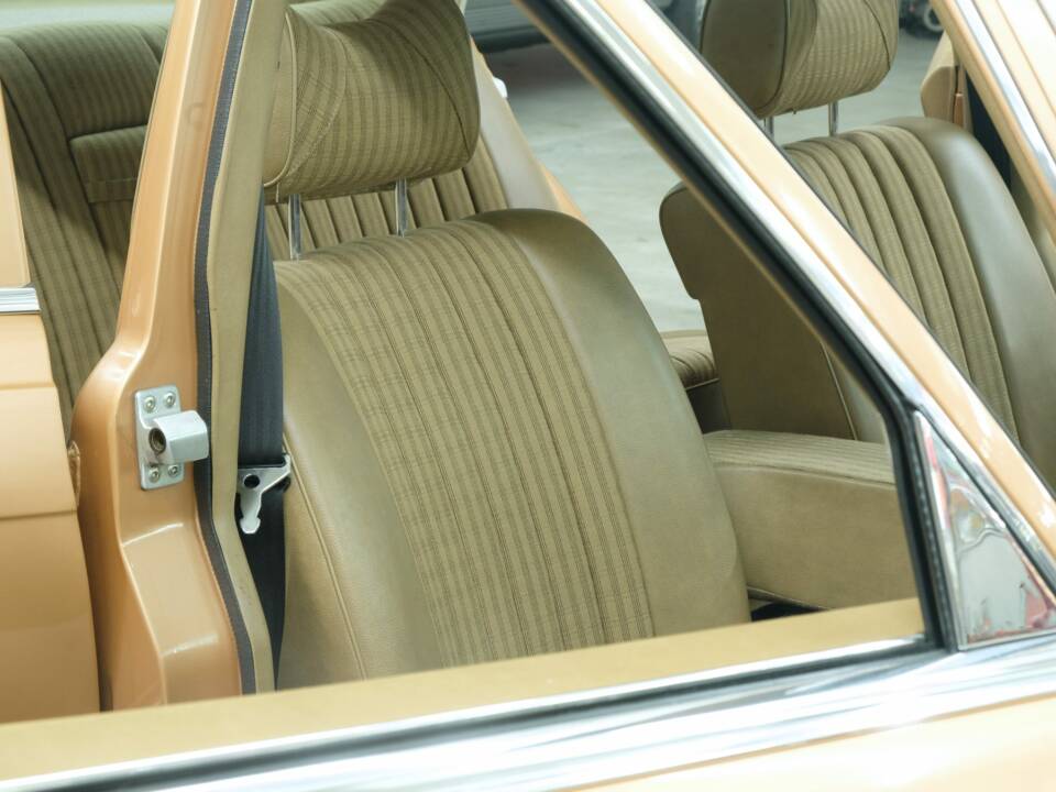 Image 36/50 de Mercedes-Benz 350 SE (1973)