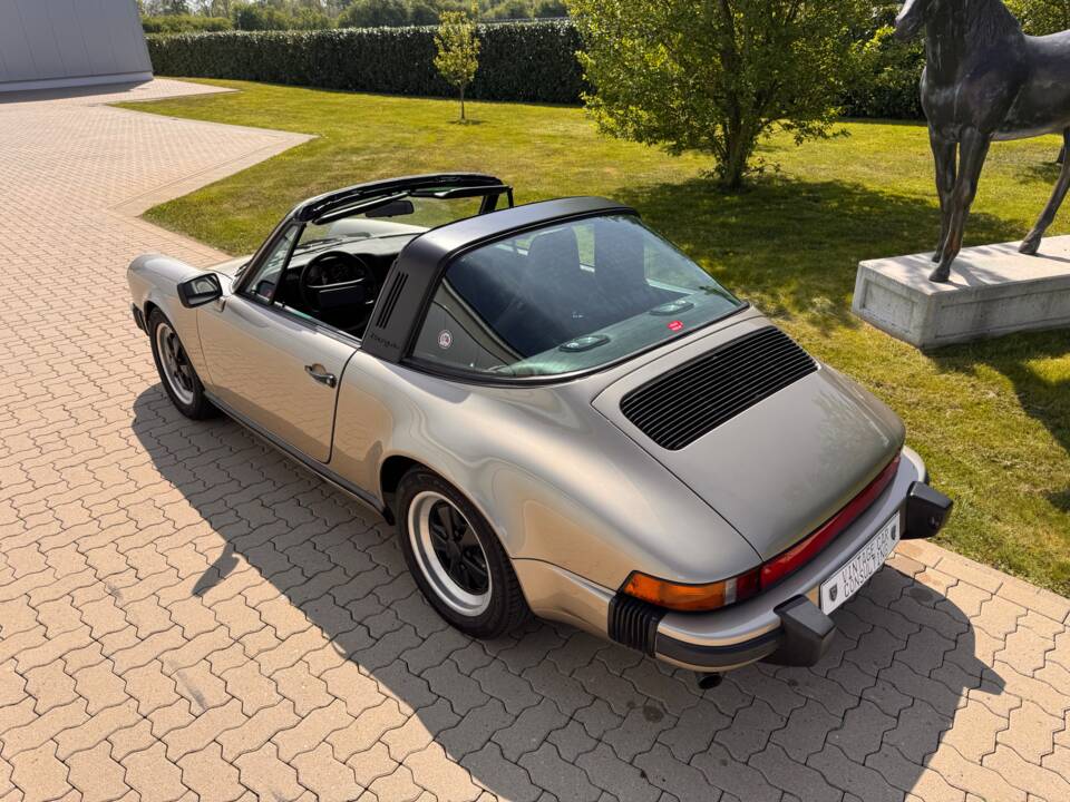 Image 20/88 of Porsche 911 Carrera 3.2 (1985)