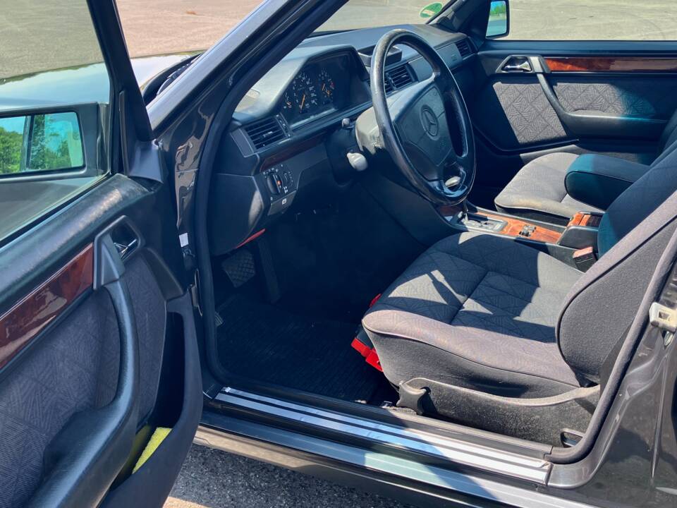 Bild 7/41 von Mercedes-Benz E 220 T (1995)
