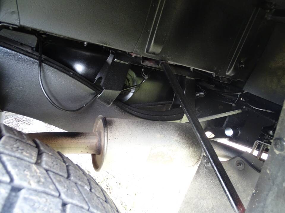 Image 16/24 of Land Rover 110 (1986)