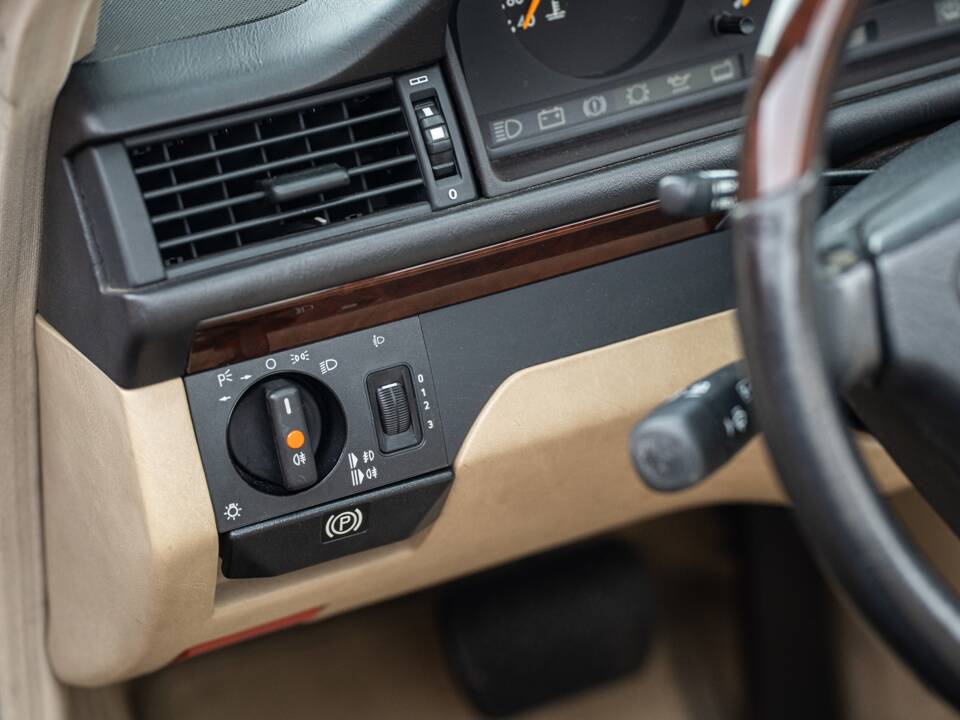 Image 36/83 de Mercedes-Benz E 220 (1996)