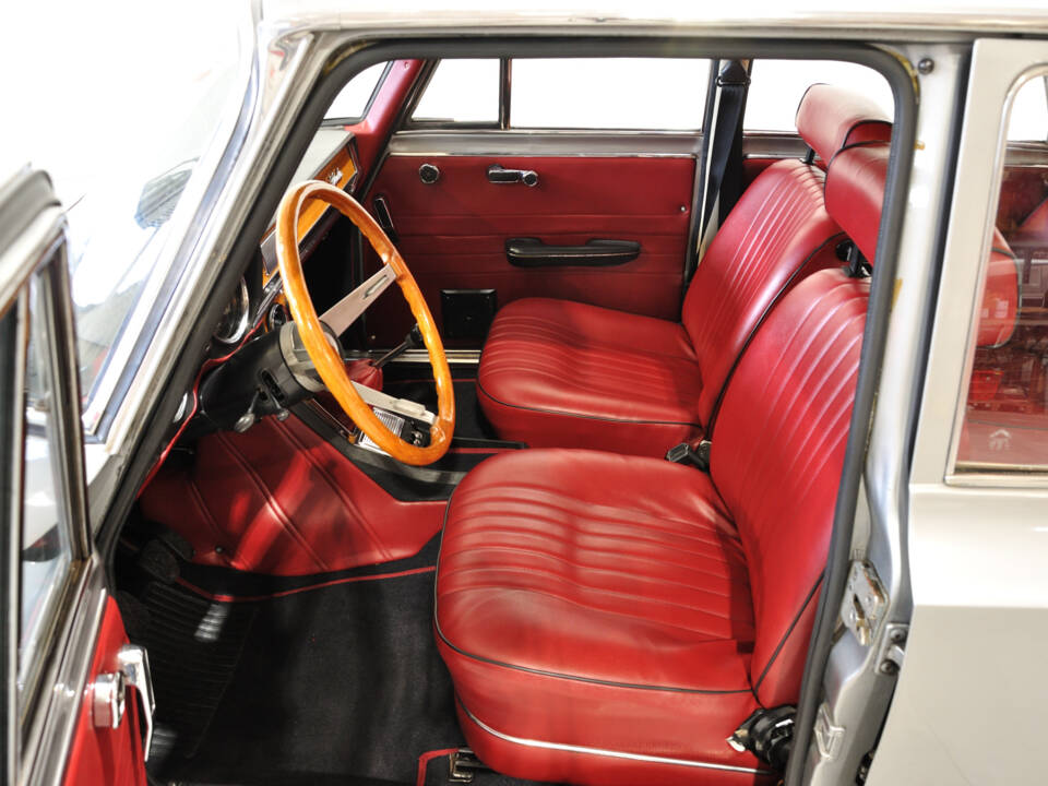 Image 15/34 of Alfa Romeo Giulia Nuova Super 1300 (1975)