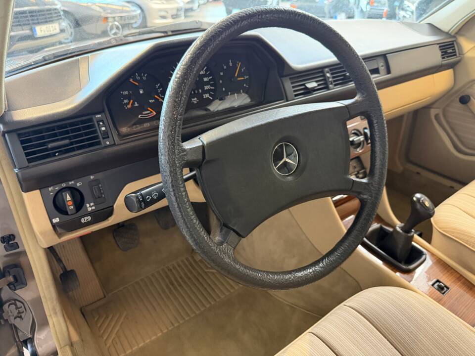 Afbeelding 21/36 van Mercedes-Benz 200 (1988)