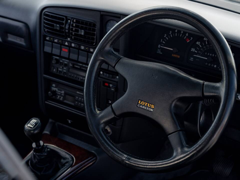 Image 53/75 of Lotus Carlton (1991)