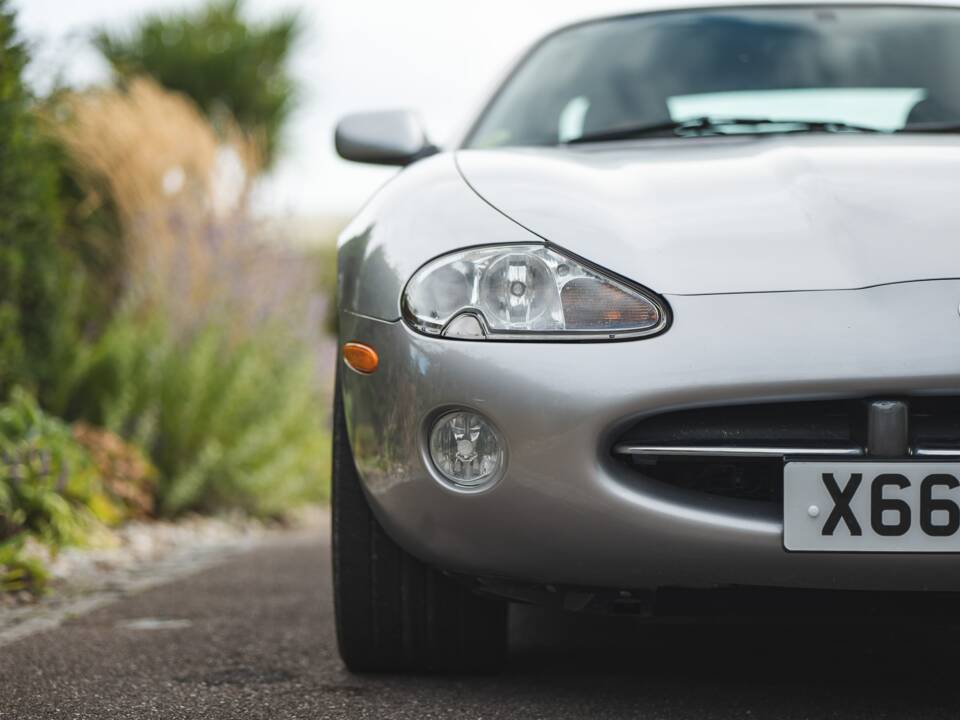 Imagen 9/50 de Jaguar XK8 4.0 (2000)