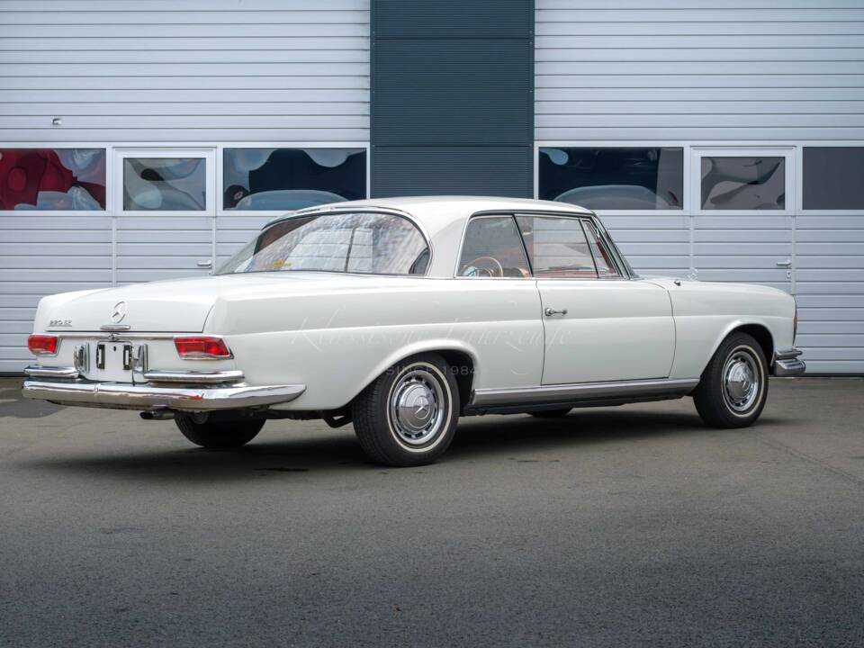 Image 4/24 de Mercedes-Benz 220 SE b (1963)