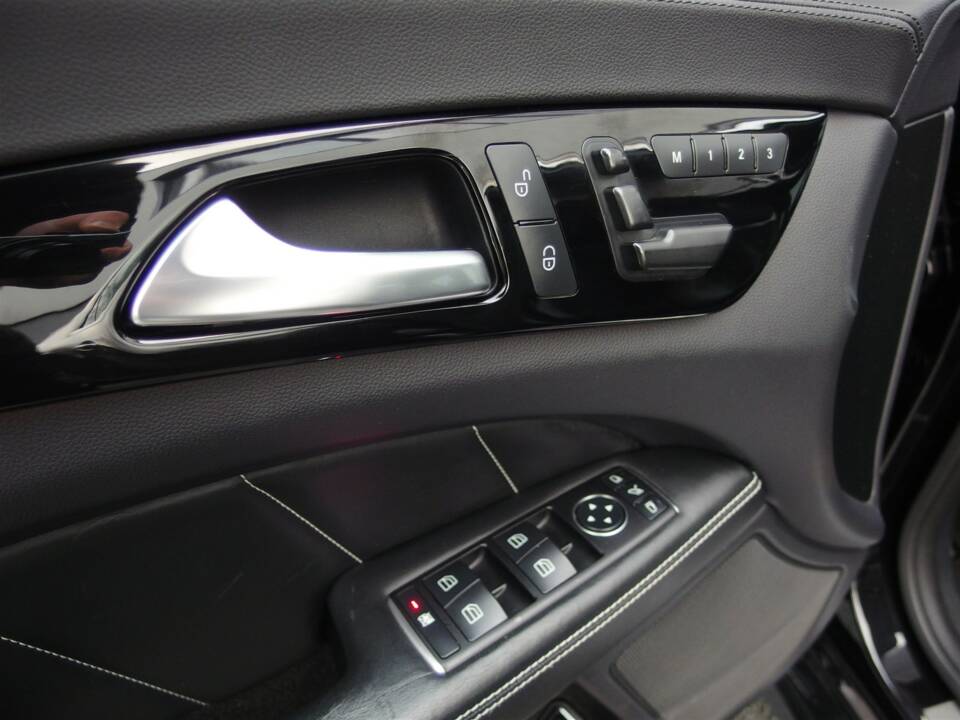 Image 38/97 of Mercedes-Benz CLS 63 AMG S 4MATIC (2013)