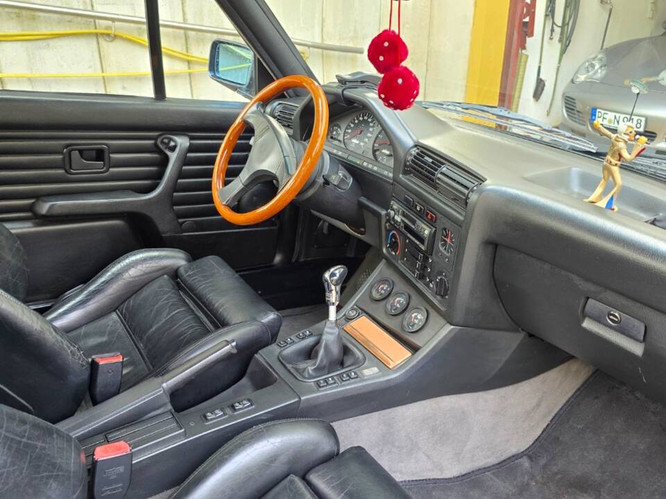 Image 7/9 of BMW 320i (1989)