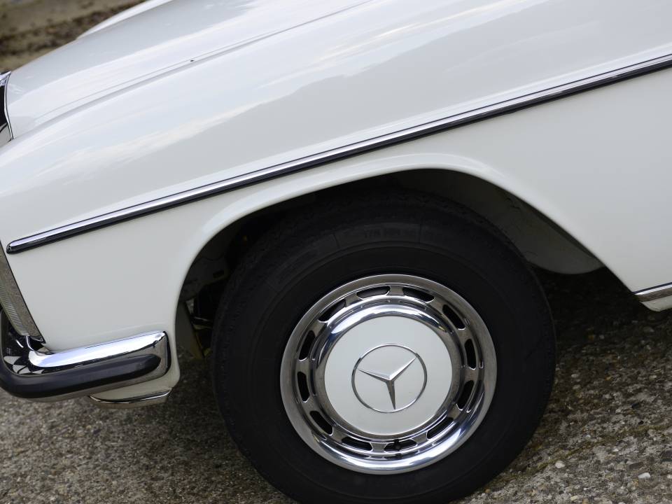 Image 24/31 de Mercedes-Benz 200 D (1971)
