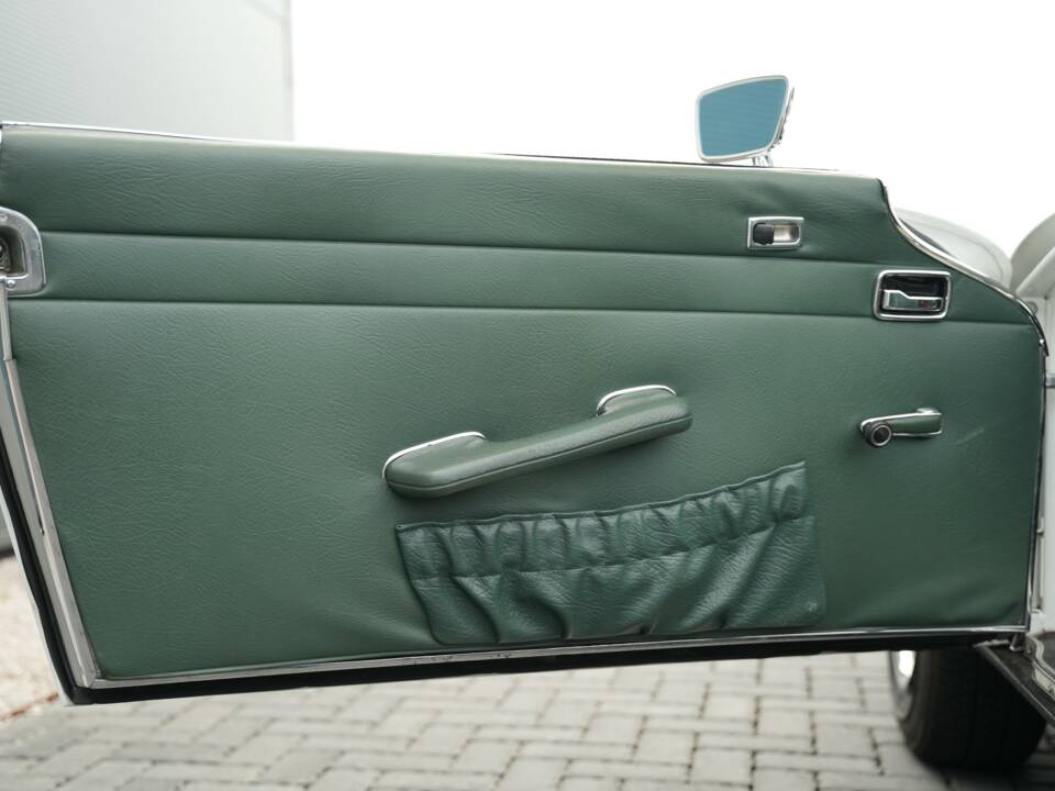 Image 15/50 de Mercedes-Benz 280 SL (1968)