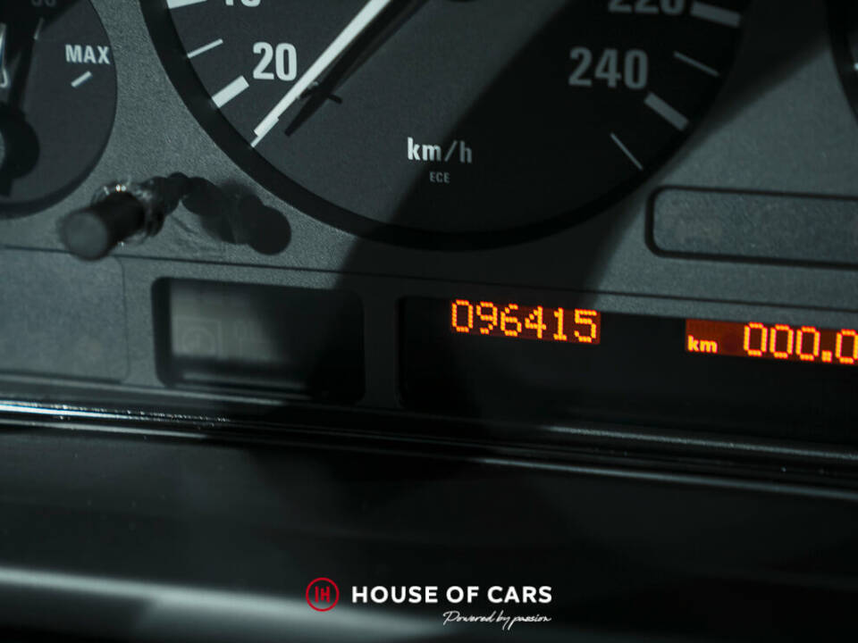 Image 22/23 de BMW 540i (1999)