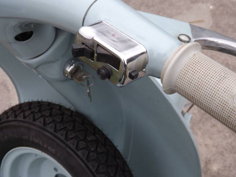 Image 23/50 de Piaggio Vespa 125 (1961)