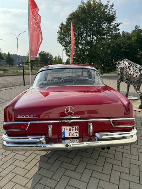 Image 4/18 de Mercedes-Benz 300 SE (1966)