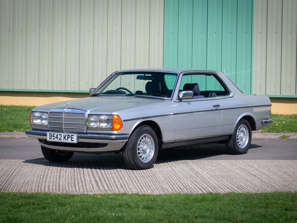 Immagine 8/28 di Mercedes-Benz 230 CE (1984)