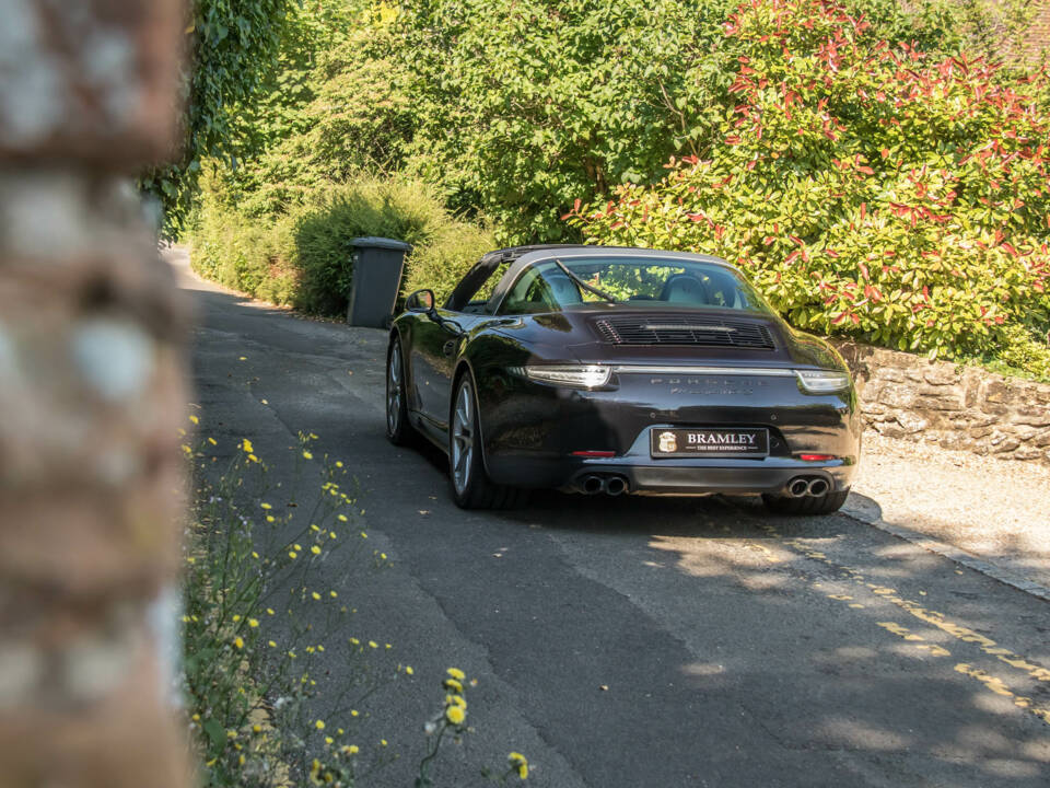 Image 14/23 of Porsche 911 Targa 4 GTS (2015)