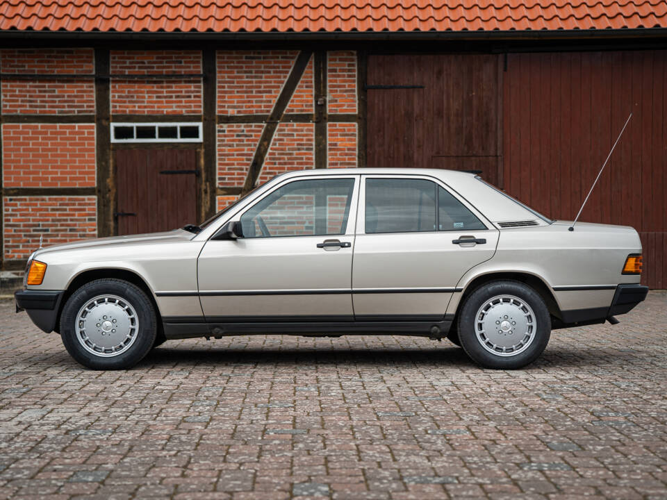 Image 10/77 of Mercedes-Benz 190 E 2.3 (1988)