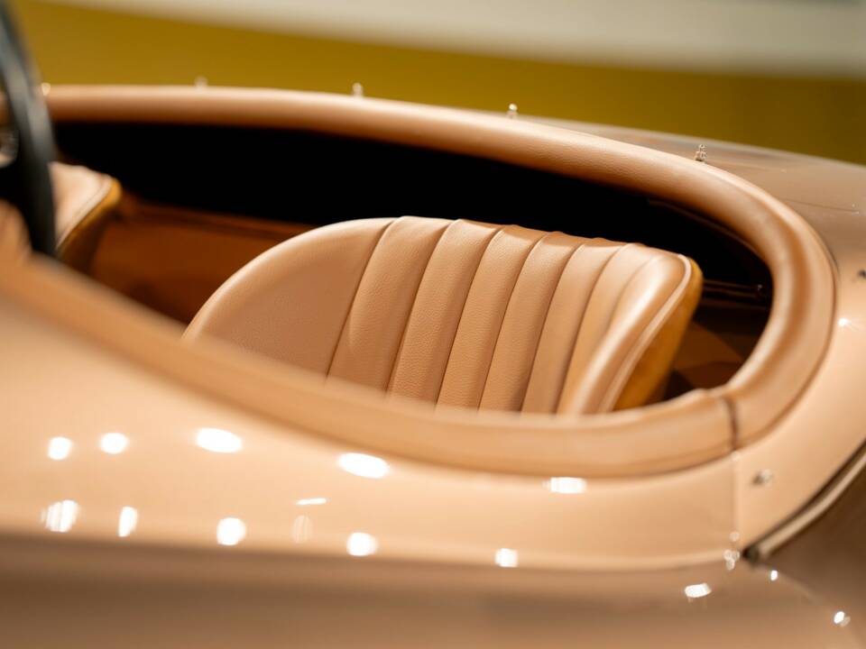 Image 32/50 of Jaguar XK 120 OTS (1952)