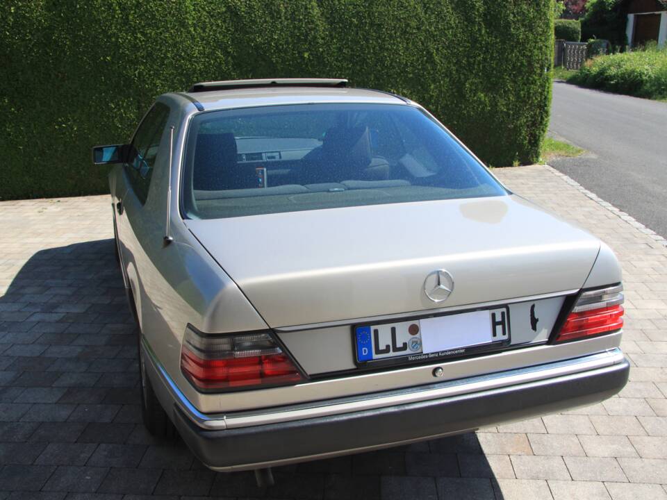 Bild 11/16 von Mercedes-Benz 230 CE (1990)