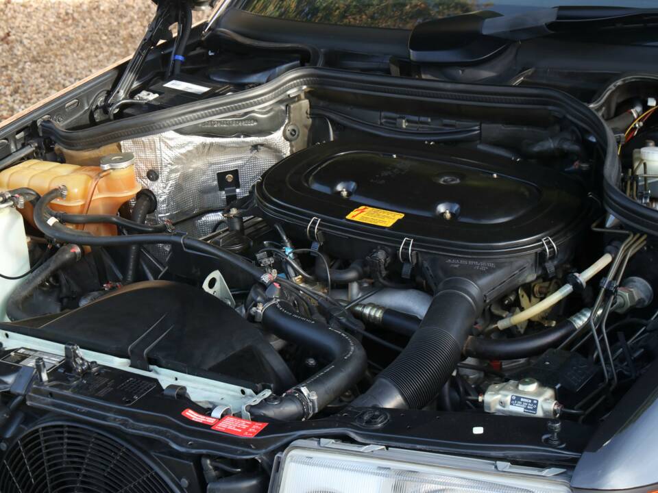 Image 30/50 of Mercedes-Benz 200 E (1992)