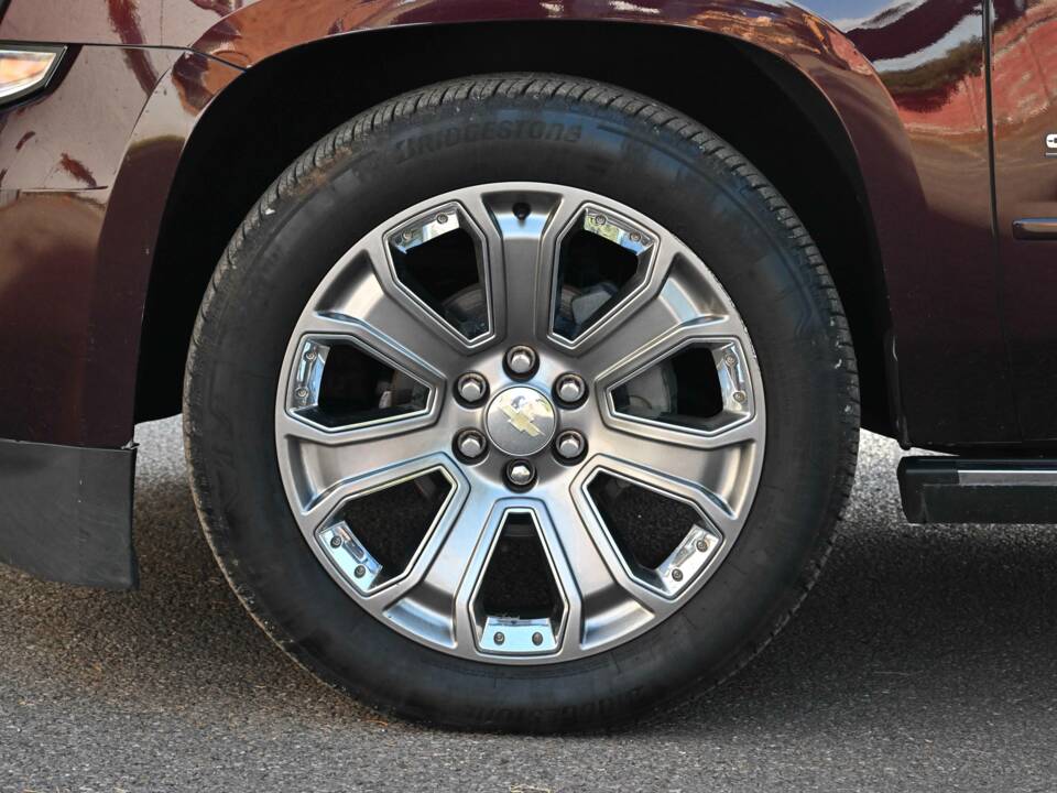 Image 9/50 of Chevrolet Suburban (2017)