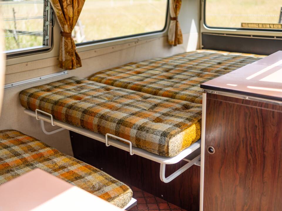 Image 39/47 of Volkswagen T2b Camper (1977)
