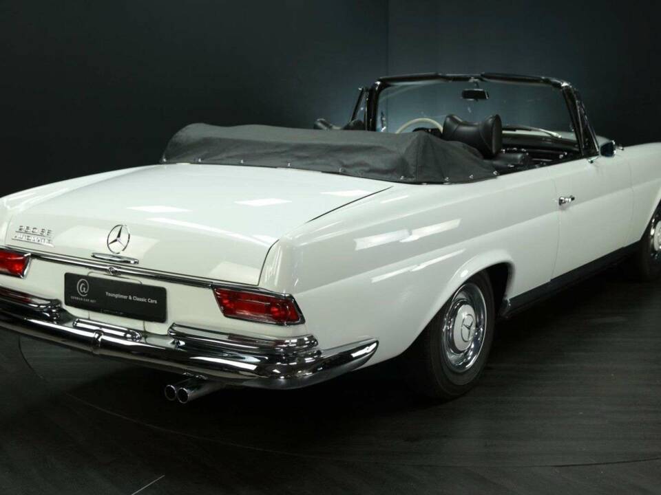 Image 2/30 of Mercedes-Benz 250 SE (1966)