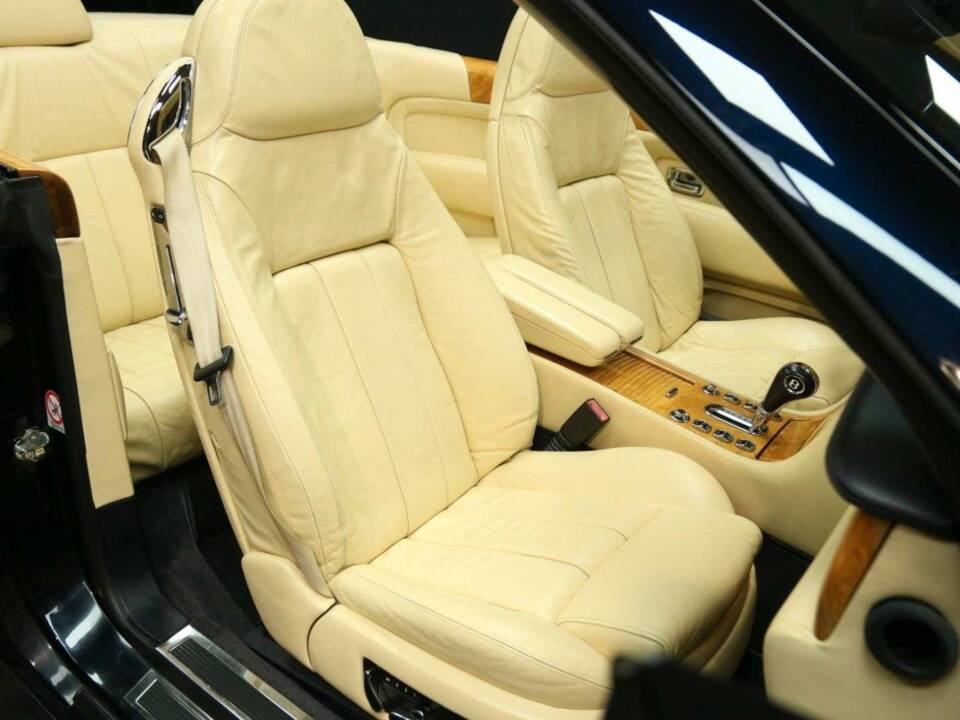 Image 29/49 de Bentley Azure (2006)