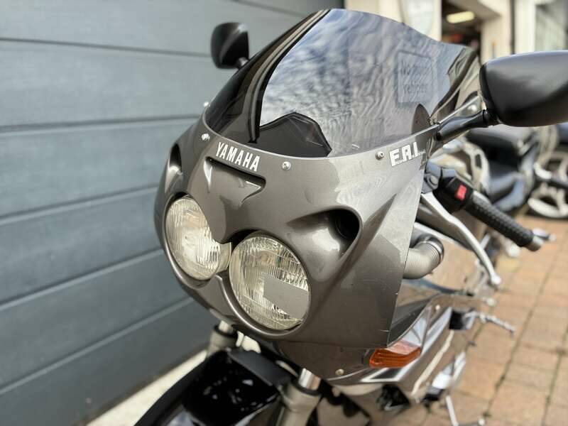 Image 5/18 of Yamaha FZR 400 (1998)