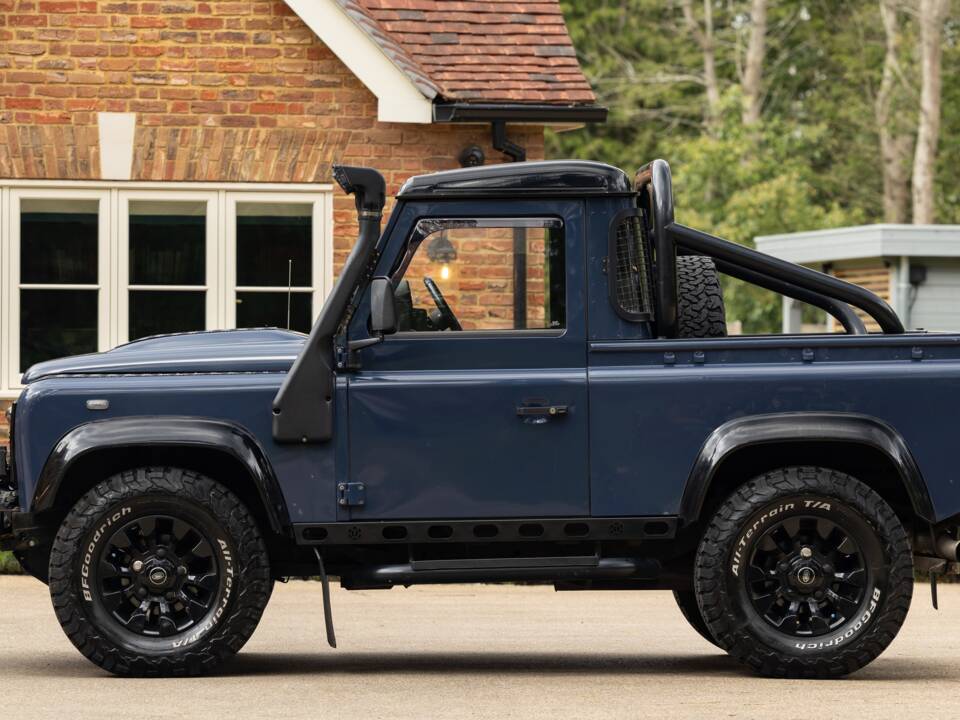 Image 2/43 of Land Rover Defender 90 (2010)