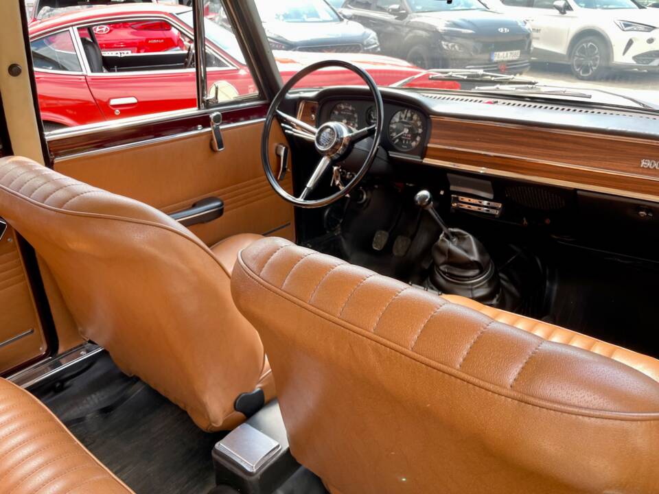 Image 14/23 of Alfa Romeo Giulia 1300 Super (1972)