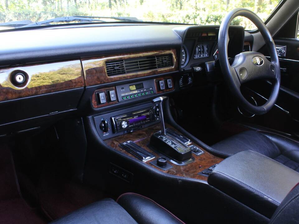 Image 12/20 of Jaguar XJS 5.3 V12 (1989)