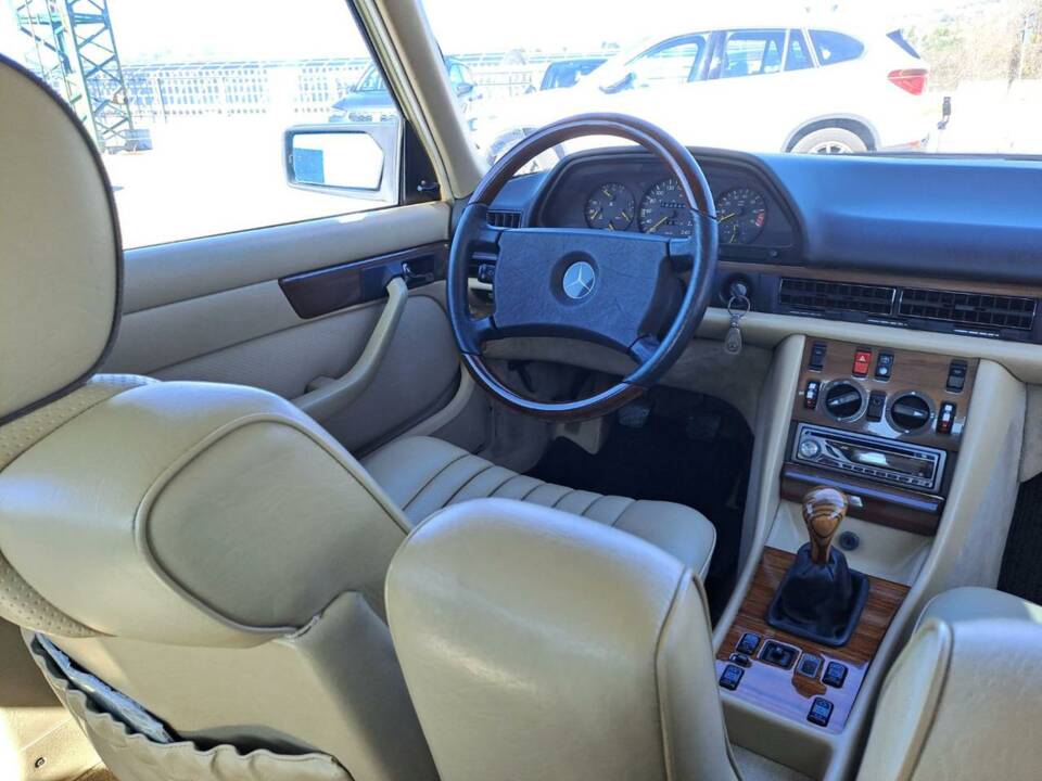Image 9/50 of Mercedes-Benz 300 SE (1990)