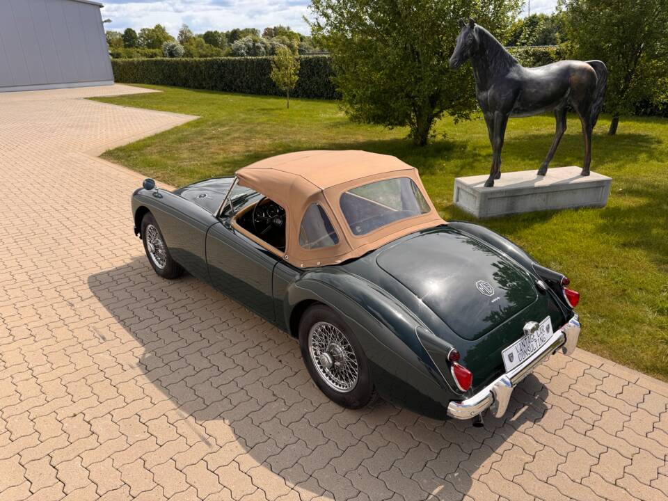 Image 13/79 of MG MGA 1600 (1961)