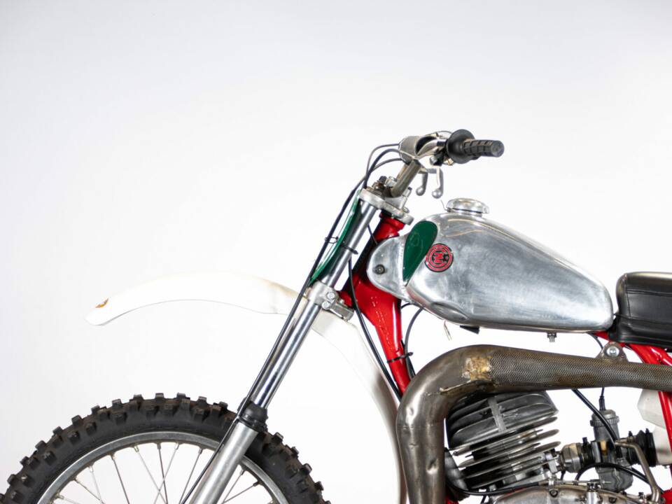 Image 21/50 of CZ 250 (1977)