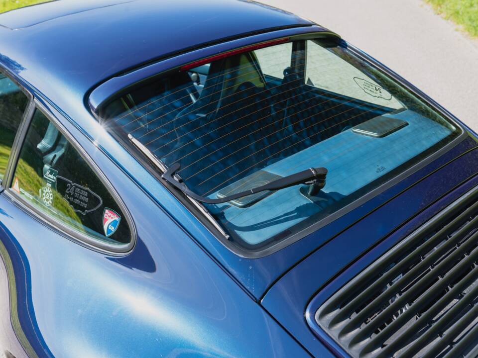 Image 23/52 of Porsche 911 Carrera 4 (1997)