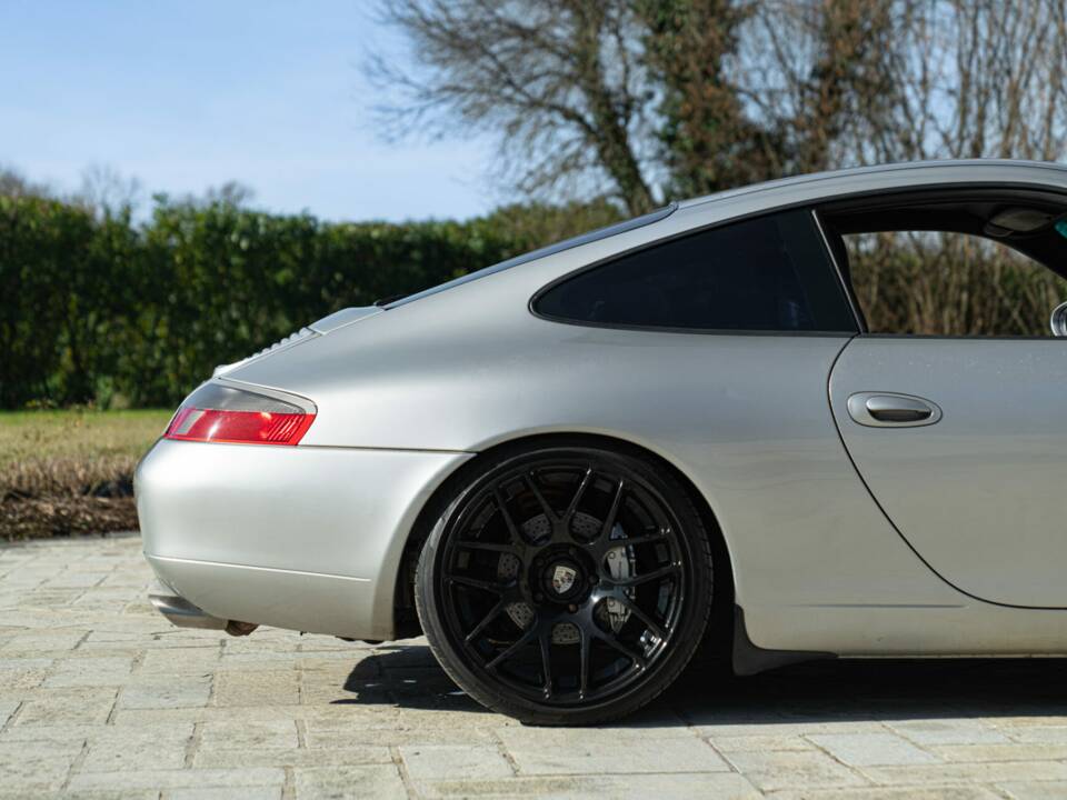 Image 13/50 of Porsche 911 Carrera 4 (1999)