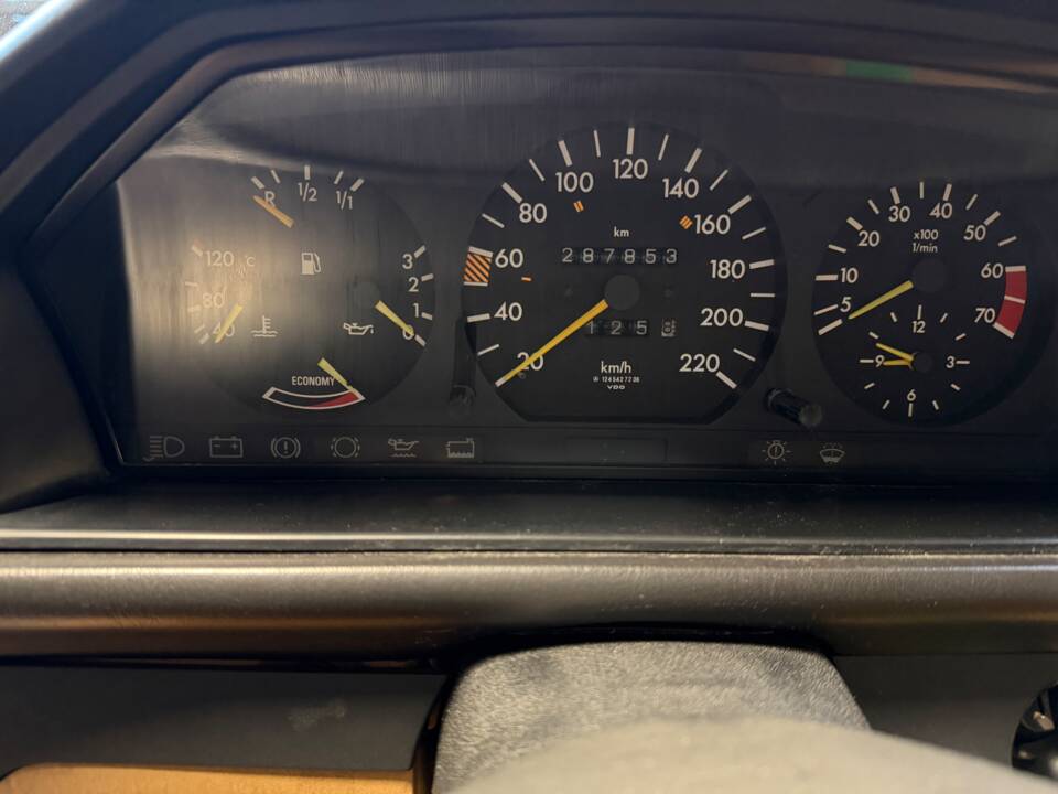 Afbeelding 18/33 van Mercedes-Benz 230 E (1985)