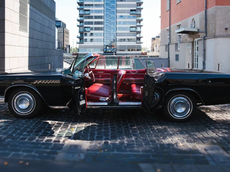 Immagine 17/57 di Lincoln Continental Convertible (1966)